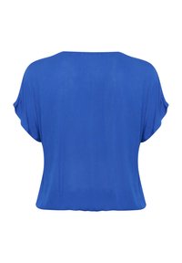 Niebieska bluzka z krótkim rękawem w luźnym kroju, o miękkiej fakturze i okrągłym dekolcie. Tył ma gładki, bezszwowy design.