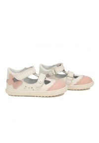 Witte leren schoenen met een roze neuskap en vlinderdetail, voorzien van enkelbandjes en uitsparingen aan de zijkanten. Textuurzool voor grip.