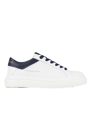 Sneaker bianca bassa con collo del tallone e lacci blu navy, suola spessa e marchio "Alexander Smith" sul lato e sul tallone.