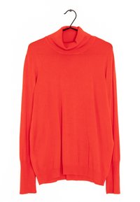 Jersey de cuello alto rojo hecho de tela suave, con mangas largas y un corte relajado, exhibido en un perchero negro sobre un fondo blanco.