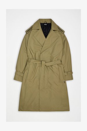 Keki kétsoros ballonkabát övvel, hajtókás gallérral, vállpántokkal és gombos mandzsettákkal, fehér háttéren lefektetve.