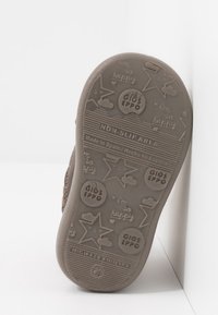 Sole boty v šedém gumovém provedení s protiskluzovou texturou, zdobená vyraženými hvězdami, mraky a značkou "GIOS EPPO." Vysoká flexibilita.