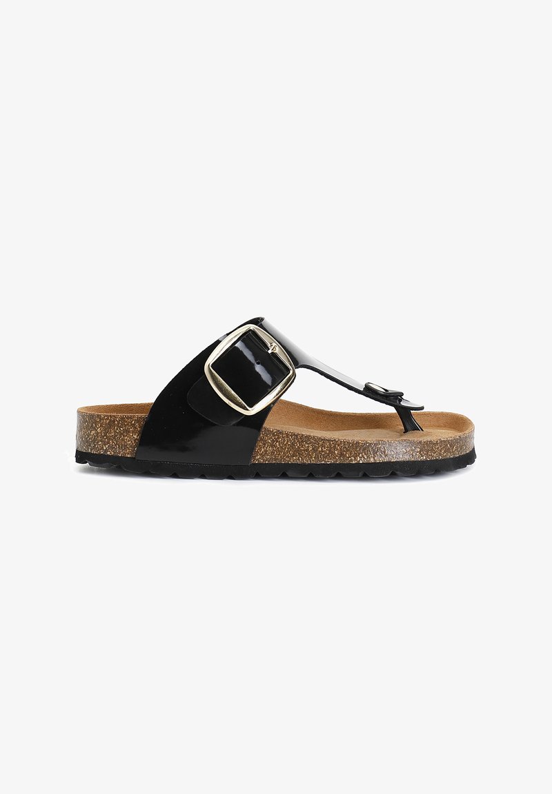 Sandal in pelle lucida nera con sottopiedi in sughero, dettaglio della fibbia regolabile e suola in gomma testurizzata, progettata per comfort e uso casual.