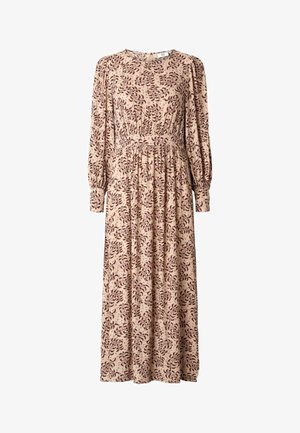 Abito lungo rosa realizzato in un tessuto leggero con un motivo floreale in bordeaux e verde. Presenta maniche lunghe e una vita arricciata.