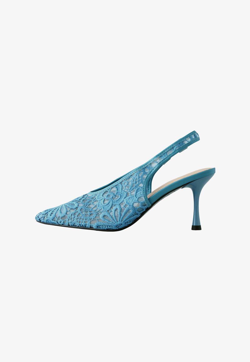 Escarpin slingback à dentelle bleue avec bout pointu et talon mi-haut élancé, présentant une broderie florale sur le tissu supérieur.