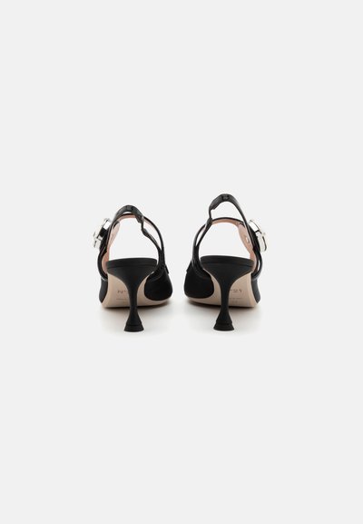 Črne črne pete z slingback oblikovanjem, z lakanim zaključkom, nedrsečo podplatom in srebrnim zaponko za okras.