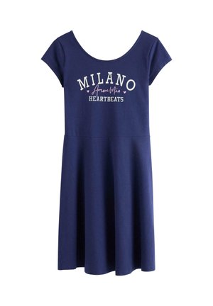 Marineblå kjole med korte ærmer og rund halsudskæring med teksten "MILANO Amore Mio HEARTBEATS" i hvid og pink på brystet.