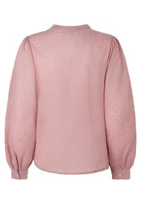 Blusa rosa con una tela texturizada de puntos, mangas largas abullonadas, cuello redondeado y puños abotonados. La vista posterior muestra un drapeado fluido.