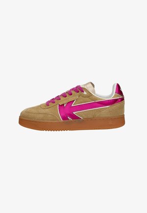 Beige suède lage sneaker met gumzool, voorzien van opvallende roze metallic zijaccenten en bijpassende roze veters.