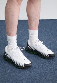 AIR MAX DN8 - Sneakers - white/pine green/black