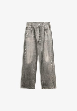 Sive jeans širokih nogavic z uničenimi detajli, ki vsebujejo dekorativne verige, žepke in sprednje zapiranje na gumb. Dodatni gumbasti akcenti ob strani.