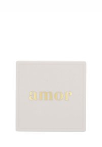 Scatola quadrata in ceramica di un delicato rosa con testo in oro stampato "amor". Texture liscia e linee pulite, design minimalista, senza ulteriori accenti.