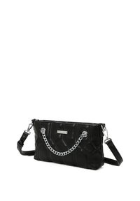 Borsa a pochette in pelle trapuntata nera con manico a catena argentata, caratterizzata da una superficie liscia e una tracolla removibile per una maggiore versatilità.