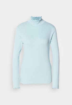 Maglione a collo alto di colore azzurro chiaro con maniche lunghe, caratterizzato da un colletto e dei polsini arricciati. Realizzato in un tessuto morbido e liscio con un design aderente.