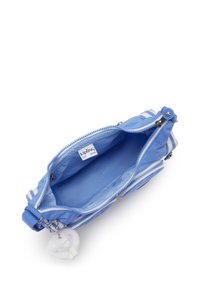Borsa blu con zip, caratterizzata da una superficie liscia, con un interno azzurro chiaro e un charm in pelliccia bianca attaccato alla zip.