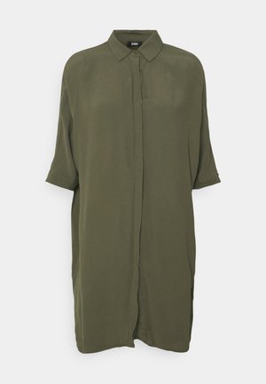 Vestido tipo camisa verde oliva hecho de tela suave, con cuello, mangas cortas, cierre de botones vertical y un ajuste holgado.