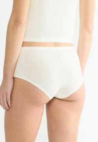 Hoch geschnittene weiße Baumwollunterhose mit glatter Textur, ausgestattet mit einem kontrastierenden Bund. Einfaches Design ohne sichtbare Muster oder Akzente.