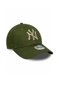 Olivgrüne Baseballmütze mit gebogenem Schirm, strukturiertem Stoff und erhabenem beige gesticktem Logo. Verfügt über Kontrastnähte und Belüftungsöffnungen.