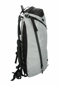 Zaino grigio e nero con un design elegante, caratterizzato da una superficie testurizzata, spallacci regolabili e una chiusura superiore con cordino.