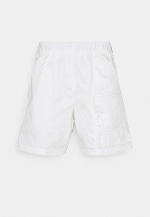 Weiße Sportshorts mit elastischem Bund, großer Seitentasche und einem dezenten Nike Swoosh-Logo auf der Tasche.