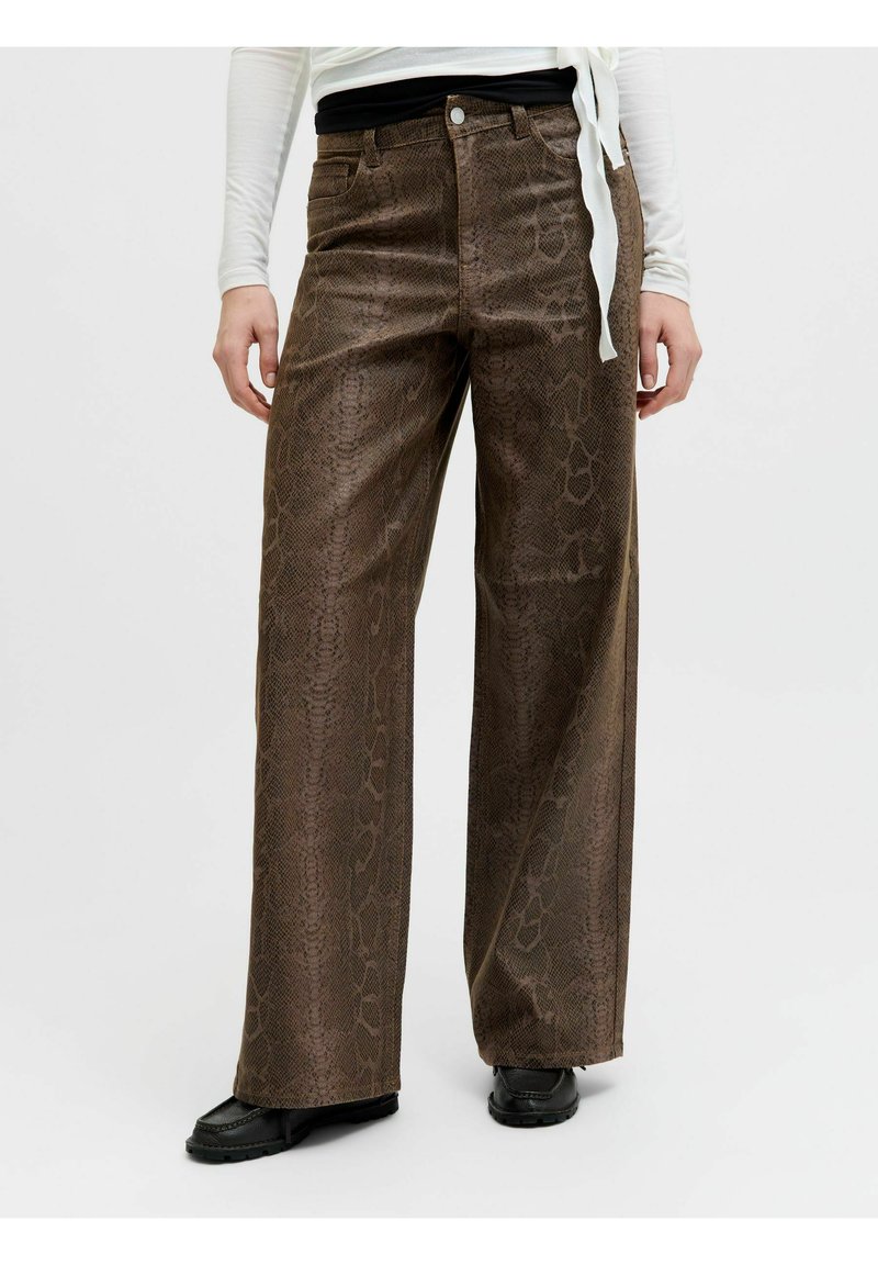 Rjave široke hlače z vzorcem kačje kože, narejene iz teksturirane tkanine z robustnim pasom in subtilnimi detajli sprednjih žepov.