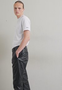 Emporio Armani EXCLUSIVE TROUSERS - Odinės kelnės - nero