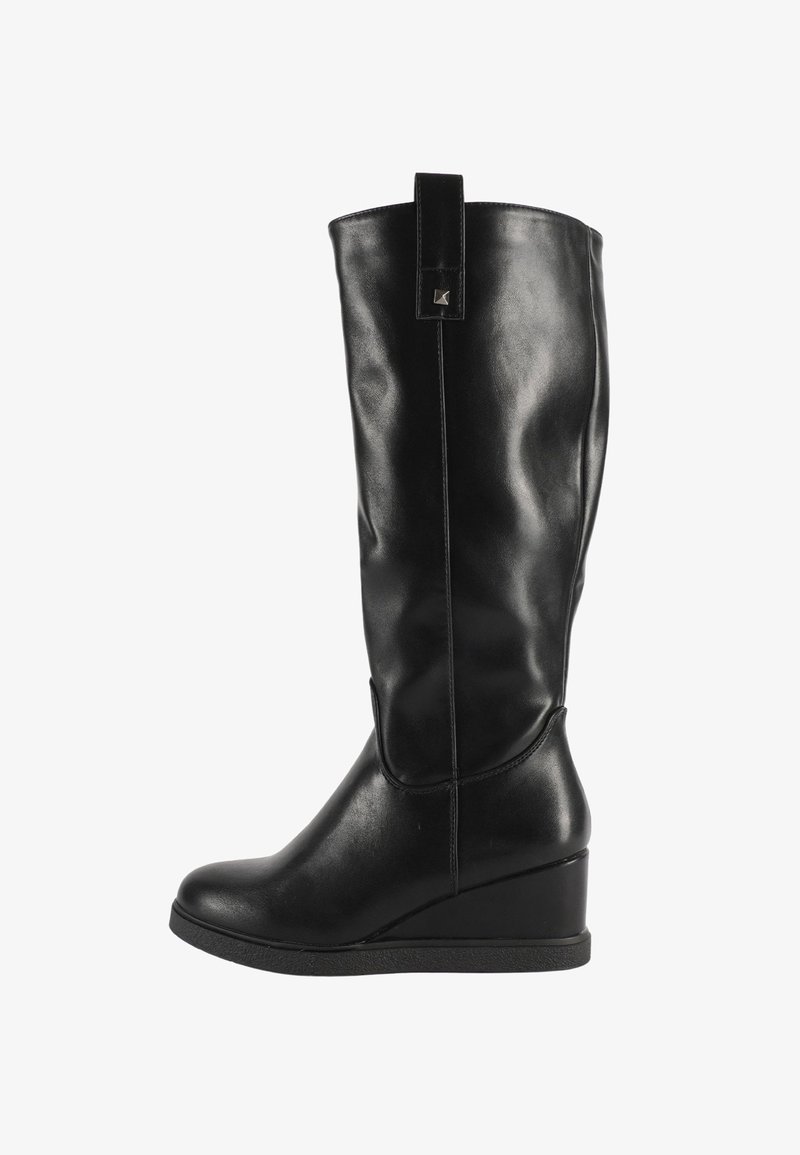 Stivali neri in pelle fino al ginocchio con tacco a zeppa, caratterizzati da una texture liscia, un'etichetta sul retro e un design elegante e affusolato.