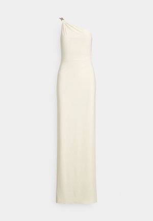 Stramtsiddende, et-skulder kjole i cremefarvet stof. Draperet overdel med en subtil glans og dekorativt hardware-accent på skulderen. Gulvlængde design.