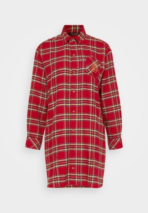 Camisa xadrez vermelha com mangas longas, abertura frontal com botões e um bolso no peito com detalhe bordado. Feita de tecido suave com padrão de xadrez.