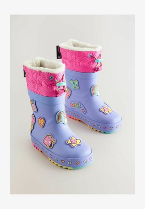 Stivali da pioggia per bambini viola con risvolti trapuntati rosa, decorati con arcobaleni, cuori, fiori, farfalle e la parola "amiche".