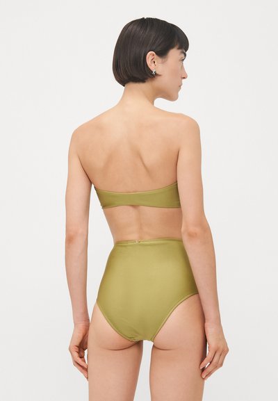 Conjunto de bikini verde-oliva com um top sem alças e calcões de cintura alta, feito de material liso e elástico com um design elegante.