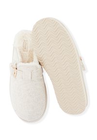 Zapatillas de lana con un suave forro de piel sintética, color beige, que cuentan con una suela de goma contorneada con un patrón ondulado y un detalle de hebilla.
