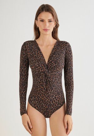 Bodysuit à manches longues avec un décolleté en V profond, un détail froncé à l'avant, et un imprimé léopard marron sur fond noir. Tissu lisse et extensible.
