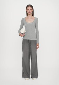 CLOSED FLAT LOCK LONG SLEEVE - Pikkade varrukatega topp - light grey