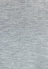 Tissu tricoté gris clair avec des points fins et réguliers et une texture légèrement chinée, présentant un motif de tissage doux et lisse.