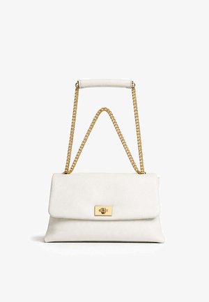 Borsa a tracolla in pelle bianca con catena dorata e chiusura a fibbia rettangolare sulla patta anteriore.