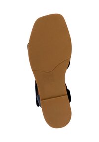 Sola di sandalo piatta, gomma marrone chiaro con una texture liscia. Presenta una forma sagomata e un branding sottile. Design complessivo pulito e minimale.