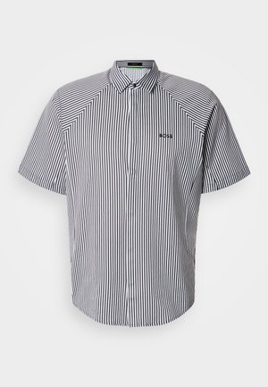 Koszula z krótkim rękawem zapinana na guziki, z pionowymi czarno-białymi paskami, posiadająca spiczasty kołnierzyk i małe haftowane logo na piersi.