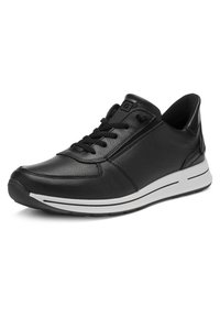 Zapatilla deportiva de cuero negro con cordones delanteros, suela de goma blanca y un logo sutil en la lengüeta, colocada en ángulo sobre un fondo blanco.