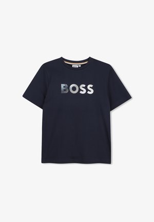 Marineblauw T-shirt met korte mouwen, ronde hals en "BOSS" in grote witte letters gedrukt over de borst.