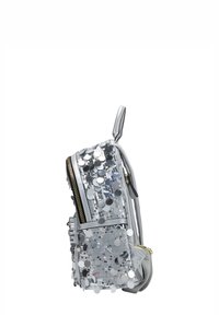 Ezüst hátizsák kör alakú flitterekkel, elülső cipzáras zsebbel és két oldalsó pánttal. Simább textúra, fényes díszítésekkel az egész felületen.