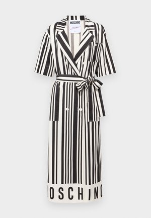 Robe rayée noire et blanche à manches courtes, avec une taille ceinturée, double boutons et poches avant. Présente le logo "MOSCHINO" au bas.