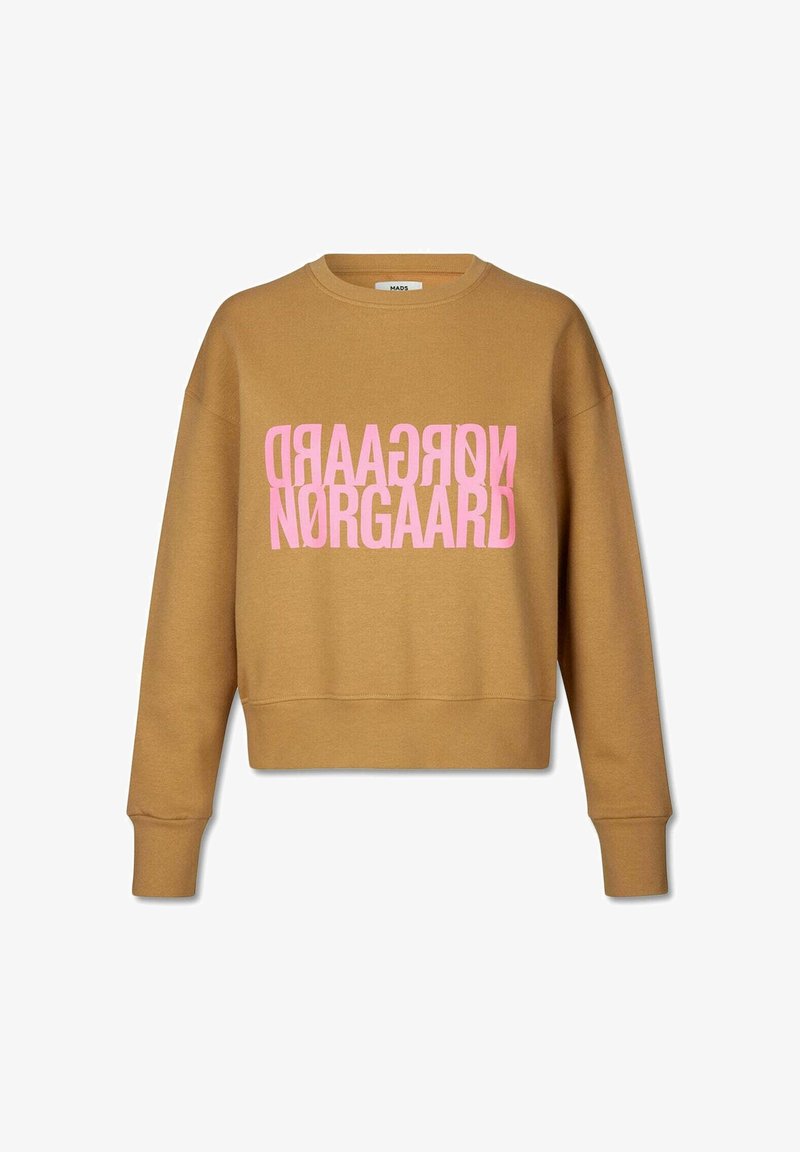 Brązowy, krótki sweatshirt z odważnym różowym napisem "Nørgaard" w odwróconym stylu. Miękka tkanina z luźnym krojem.