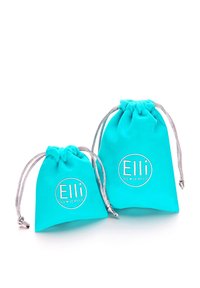 Bolsas de tela turquesa con cordón, una más pequeña y otra más grande, ambas con detalles en plata y el logo "Elli WE ♥ JEWELS" impreso.