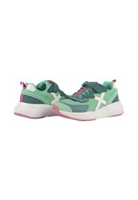 Sneaker con una toma in mesh e sintetico in tonalità di verde, accenti bianchi, dettagli rosa e una suola bianca spessa con una superficie testurizzata.