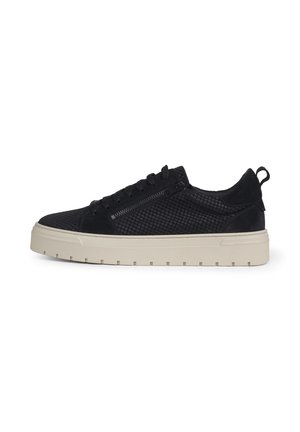 Zwarte lage sneaker met gestructureerd bovenwerk, zijrits, zwarte veters en dikke off-white rubberen zool op een witte achtergrond.
