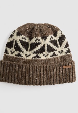 Bonnet en tricot marron avec un motif géométrique crème. Présente un revers texturé côtelé et une petite étiquette en cuir. Matériau doux ressemblant à de la laine.
