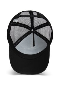Gorra negra con malla trasera y frente sólido negro. Las características incluyen un visor curvado y una banda interior etiquetada como "THE FARM".