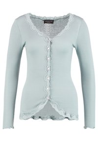 Cardigan blu chiaro a coste con un bordo in pizzo a forma di conchiglia, dotato di maniche lunghe e chiusura con bottoni decorativi.
