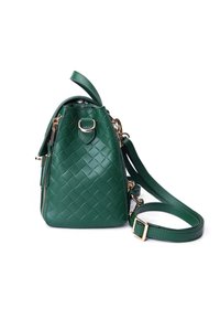 Borsa a tracolla in pelle verde con un motivo intrecciato, forma triangolare, finiture in oro e una tracolla regolabile. Scomparti con zip visibili.